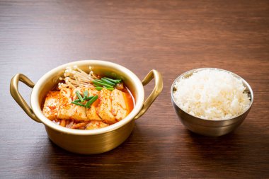 Tofu ve yumurtalı Kimchi Çorbası veya Kore Kimchi Güveci - Kore Yemekleri Geleneksel Tarzı