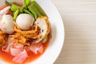 (Yen-Ta-Four) - Tayland usulü erişteli soya peyniri ve balık köftesi - Asya usulü