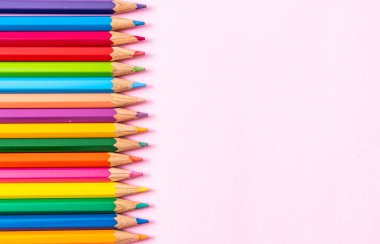 Fotokopi alanı olan pembe arkaplan üzerindeki renk kalemi