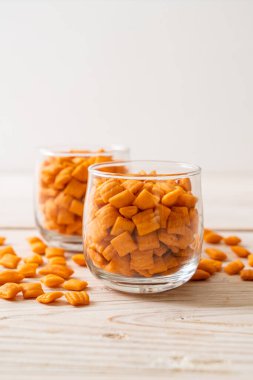 Bardakta sarımsaklı bisküvi çubuğu