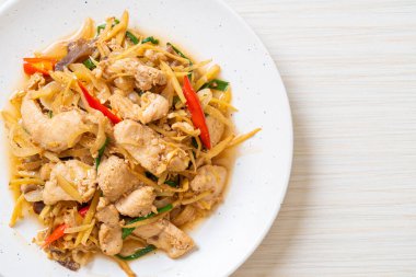 Zencefilli kızarmış tavuk. Asya usulü.