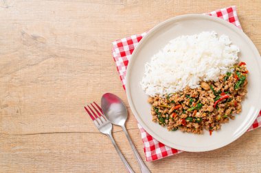 Tayland usulü kızarmış fesleğen, kıymalı domuz ve biberli pilav. Tayland usulü.