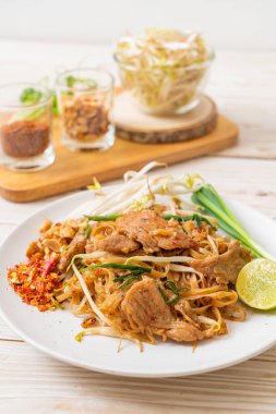 Asya usulü kızarmış pilav ve domuz eti.