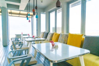 Kafe restoranında boş sandalye ve masa.