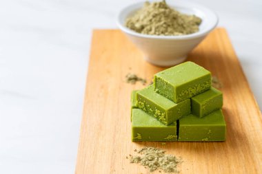 Taze ve yumuşak kibrit, yeşil çay tozlu yeşil çikolata.
