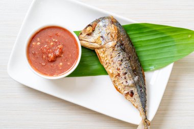 Baharatlı karides soslu kızarmış uskumru balığı, Tayland usulü.