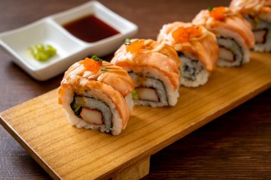 Sos soslu ızgara somon balığı. Japon usulü.