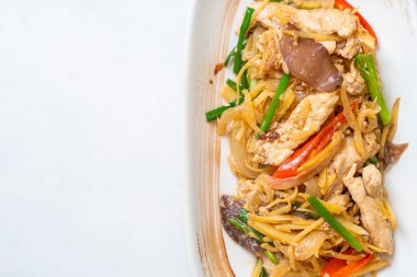 Zencefilli kızarmış tavuk. Asya usulü.