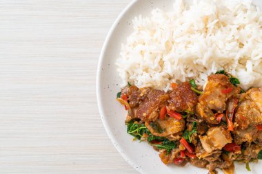 Kızarmış domuz eti ve pirinçli fesleğen Asya yerel sokak yemeği tarzı.