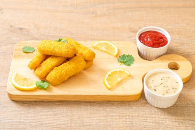 Kızarmış balık çubuğu ya da soslu patates kızartması.