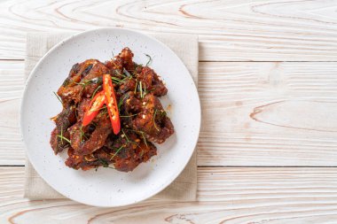 Kızarmış yayın balığını acı biberle karıştır - Asya usulü