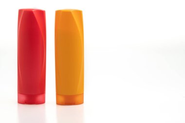 Saç kremi şişesi beyaz arkaplanda izole edilmiş.