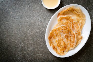 Tatlandırılmış yoğunlaştırılmış süt (tatlı) ile roti - Müslüman yemek tarzı