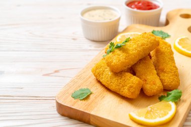 Kızarmış balık çubuğu ya da soslu patates kızartması.