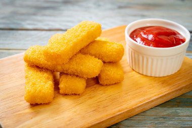 Kızarmış balık kroket ve ketçap.