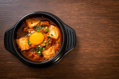 Tofu ve yumurtalı Kimchi Çorbası veya Kore Kimchi Güveci - Kore Yemekleri Geleneksel Tarzı