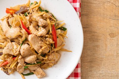 Zencefilli kızarmış tavuk. Asya usulü.