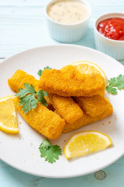 Gebratene Fischstäbchen Oder Pommes Frites Fisch Mit Sauce — Stockfoto