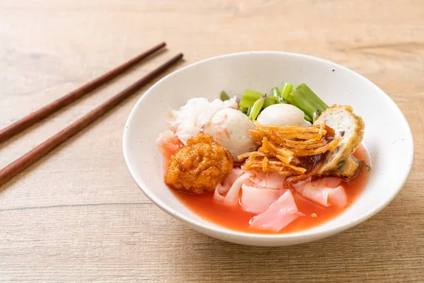 Yen タイ風麺に豆腐と魚のボールを赤スープに盛り付けたもの アジア料理スタイル — ストック写真
