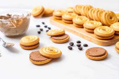 Kahve kremalı sandviç kurabiyeleri.