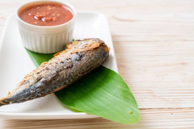 Baharatlı karides soslu kızarmış uskumru balığı, Tayland usulü.