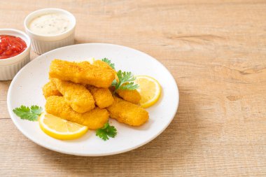 Kızarmış balık çubuğu ya da soslu patates kızartması.