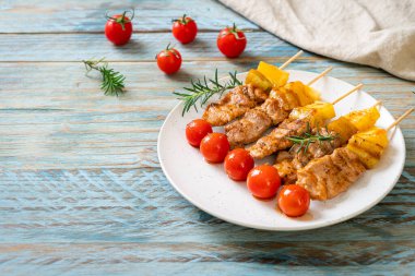 Tabakta ızgara domuz eti şişi.