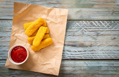 Kızarmış balık kroket ve ketçap.