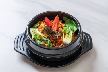 Kore usulü sebze ve kimchi ile hazır erişte. Kore usulü.