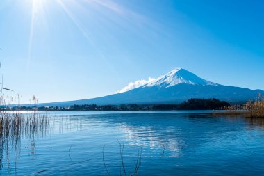 Kawaguchiko Gölü ve Japonya 'da mavi gökyüzü olan güzel Fuji Dağı