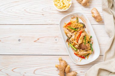 Zencefilli kızarmış tavuk. Asya usulü.