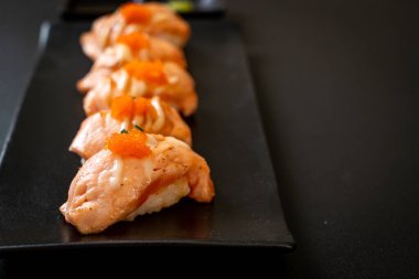 Japon usulü ızgara somon suşisi.