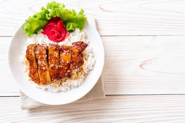 tepesinde ekmek kapısı üzerinde teriyaki soslu ızgara tavuk