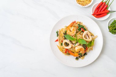 Baharatlı erişteyi deniz yemeğiyle karıştır (Pad Cha Talay) - Tayland yemeği tarzı