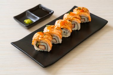 Sos soslu ızgara somon balığı. Japon usulü.