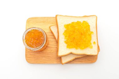 Beyaz arka planda izole turuncu reçel ile ekmek dilimleri