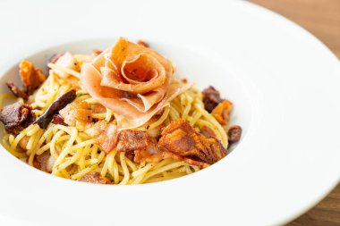 Acılı spagetti, zeytinyağı ve jambonlu İtalyan yemeği.
