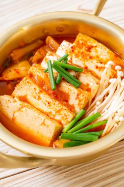  Tofu ve yumurtalı Kimchi Çorbası veya Kore Kimchi Güveci - Kore Yemekleri Geleneksel Tarzı
