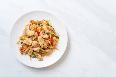 Zencefilli kızarmış tavuk. Asya usulü.