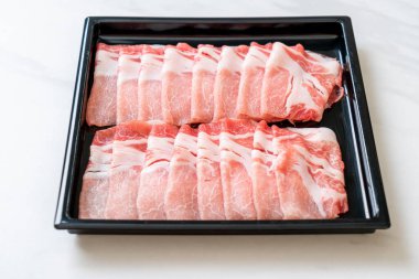 Dilimlenmiş taze domuz filetosu.