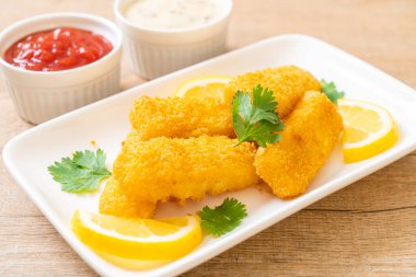 Kızarmış balık çubuğu ya da soslu patates kızartması.