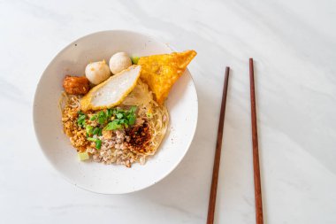 Balık köfteli baharatlı erişte ve kıymalı domuz eti (Tom Yum Erişte) - Asya yemeği tarzı