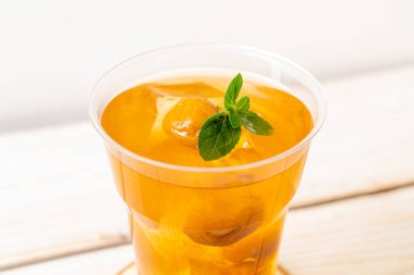 Buzlu ve naneli Çin eriği suyu.