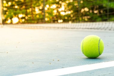 Tenis kortunda fotokopi alanı olan yakın çekim tenis topu.