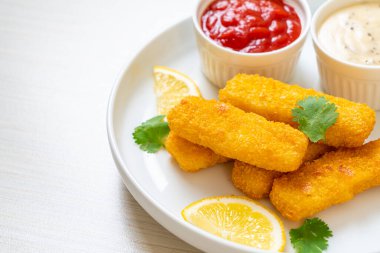 Kızarmış balık çubuğu ya da soslu patates kızartması.