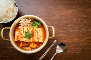  Tofu ve yumurtalı Kimchi Çorbası veya Kore Kimchi Güveci - Kore Yemekleri Geleneksel Tarzı