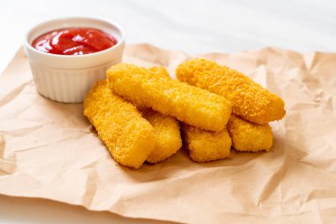 Kızarmış balık kroket ve ketçap.