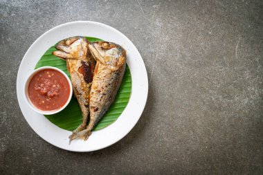 Baharatlı karides soslu kızarmış uskumru balığı, Tayland usulü.