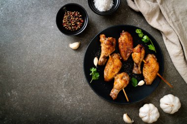 Biber ve sarımsaklı ızgara tavuk kanadı.