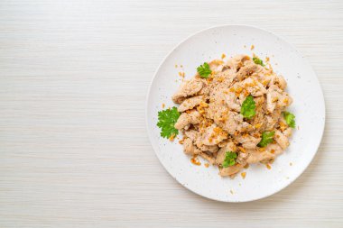 Sarımsaklı ve biberli kızarmış tavuk.